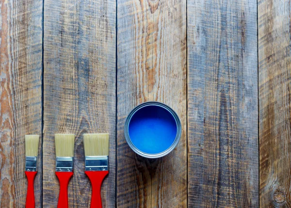 Preparazione per la pittura pavimento in legno a casa con vernice blu — Foto Stock
