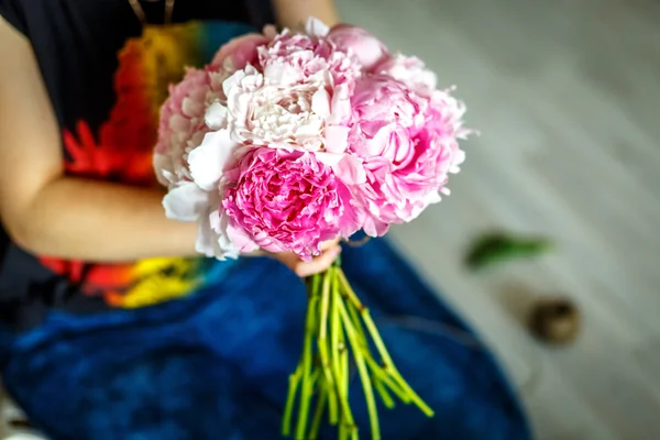 Florista fazendo um bouguet de peônias — Fotografia de Stock