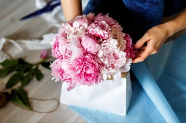 Çiçekçi peonies bouguet yapma