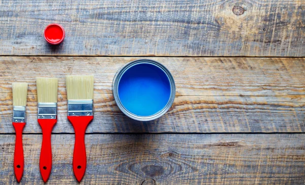 Preparazione per la pittura pavimento in legno a casa con vernice blu — Foto Stock