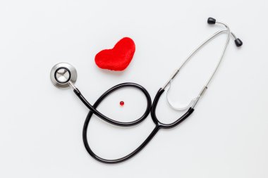 hayat stetoskop peluş kalp beyaz zemin üzerine kavramı