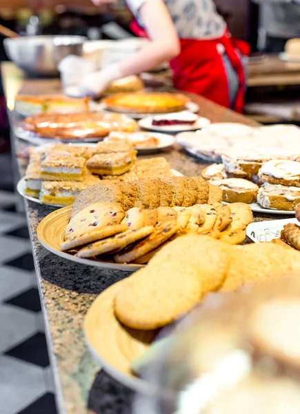 Verschillende soorten zoete gebakjes op platen — Stockfoto