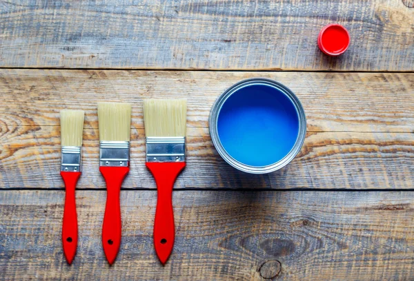Подготовка к покраске деревянного пола дома синей краской — стоковое фото