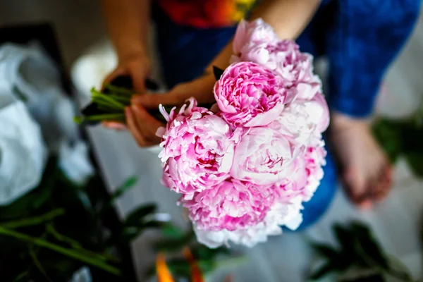 Floristería haciendo un ramo de peonías — Foto de Stock