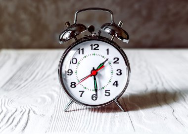 Çalar saat ahşap raf