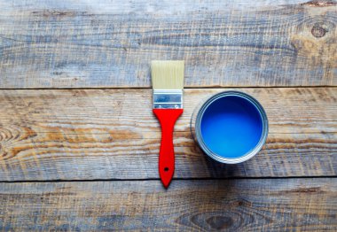 Paint'i açma kavanoz ve fırça ahşap arka plan üzerinde görünümü top