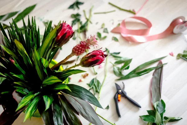 Flores rojas en taller — Foto de Stock