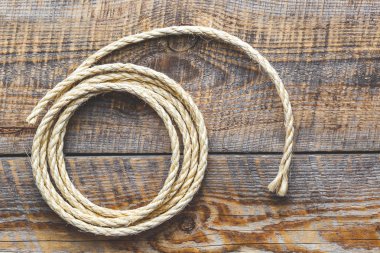 ahşap bir masaya kıvrılmış ip