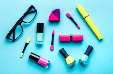 mavi arka plan üstten görünüm sette makyaj