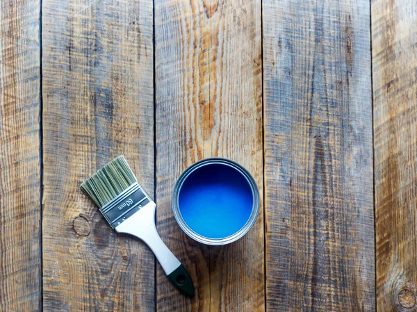 Vaso con vernice blu sullo sfondo in legno vista dall'alto — Foto Stock