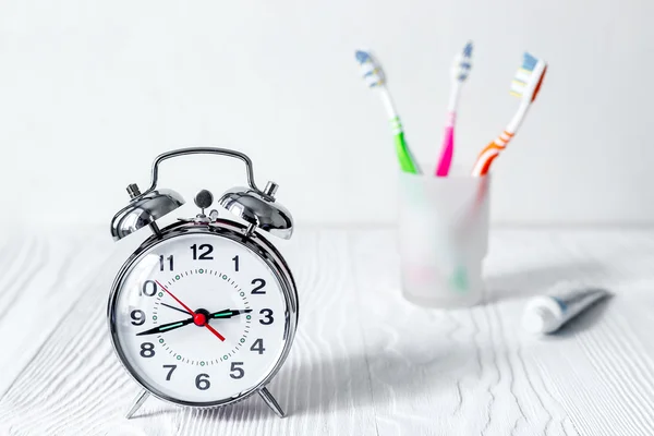 Väckarklocka tid att borsta tänderna — Stockfoto
