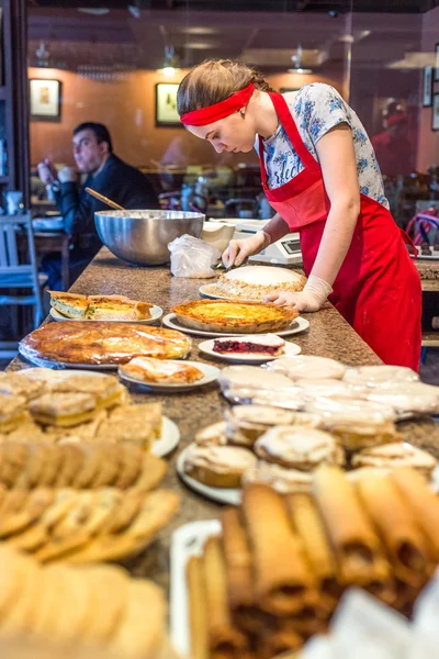 Moskou, Rusland - 12 April 2016: chef van het gebakje in café — Stockfoto