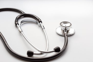 izole beyaz bir arka plan üzerinde yeni stetoskop