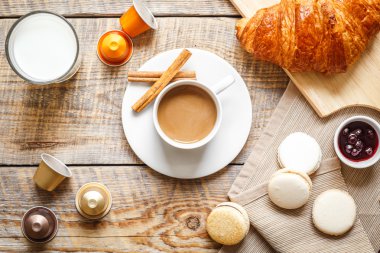 tatlı kahvaltı kahve, kurabiye ve kruvasan ahşap tablo