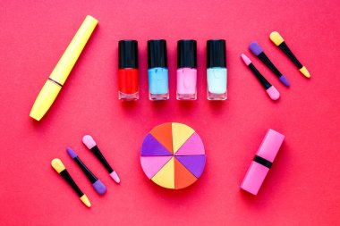 sette kırmızı arka plan üstten görünüm oluşturur