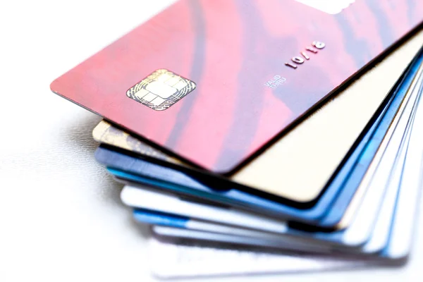 Stapel van Credit Cards op witte achtergrond — Stockfoto