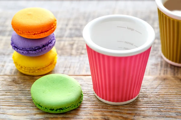 Pausa para café com macaroon na mesa de madeira — Fotografia de Stock