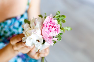 Bir bouguet beyaz çiçekler ve peonies yapma çiçekçi