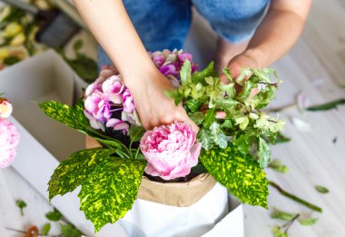 Çiçekçi peonies bouguet yapma