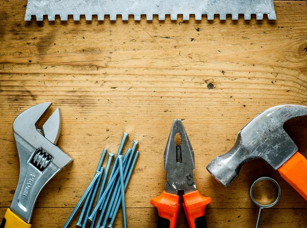 Bauwerkzeuge auf einem Holztisch — Stockfoto