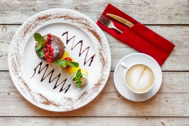 Ahşap masa kahve ile şekerli tatlı