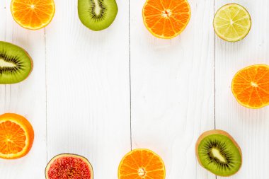 narenciye ve kivi beyaz zemin üzerine dilimlenmiş yarısı