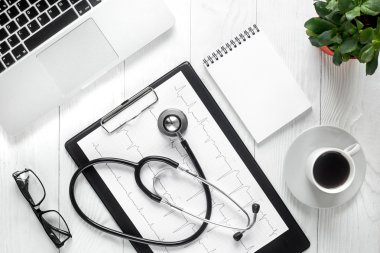 Doktor çalışma alanı ile stetoskop ve laptop Üstten Görünüm