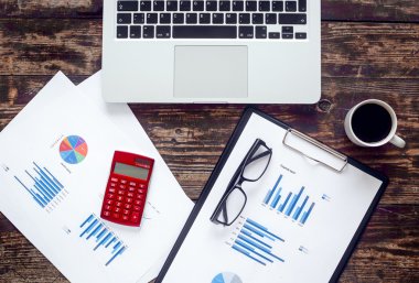 ahşap masa üstünde laptop ile ofis işyeri ekonomisti