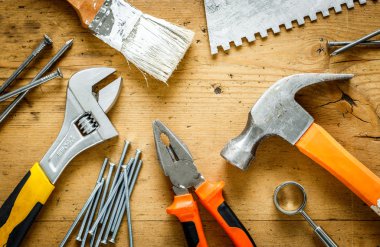 ahşap bir masa üzerinde inşaat araçları