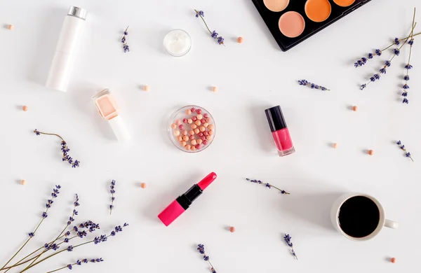 Lavanta üstten görünüm ile beyaz tablo ayarlama kozmetik