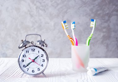 Fırça diş alarm saat zaman