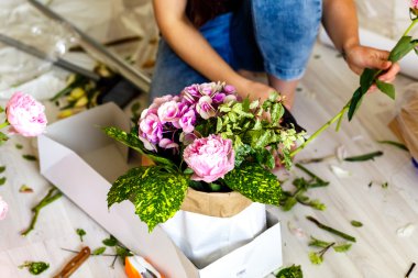 Çiçekçi peonies bouguet yapma