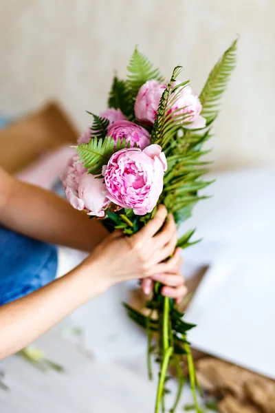 Florista fazendo um bouguet de flores brancas e peônias — Fotografia de Stock