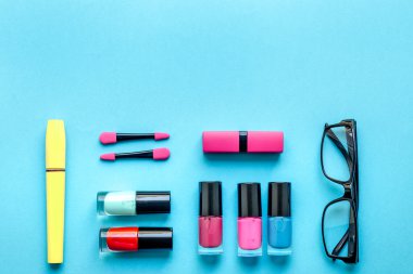 mavi arka plan en iyi görünümde ayarlamak kavramı kozmetik