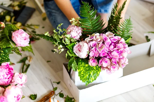 Floristería haciendo un ramo de peonías — Foto de Stock