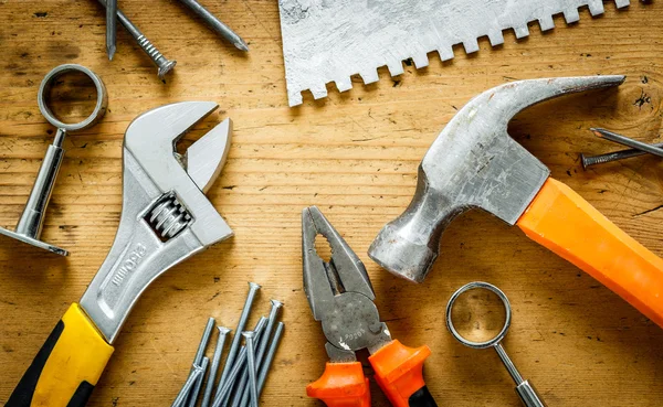 De hulpmiddelen van de bouw op een houten tafel — Stockfoto