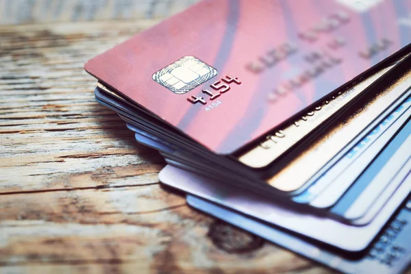 Set kleur credit cards op houten tafel — Stockfoto