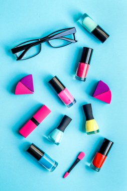 mavi arka plan en iyi görünümde ayarlamak kavramı kozmetik