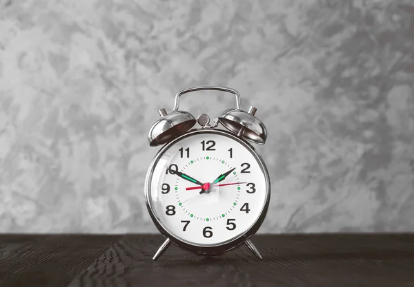 Despertador na mesa de madeira blask — Fotografia de Stock