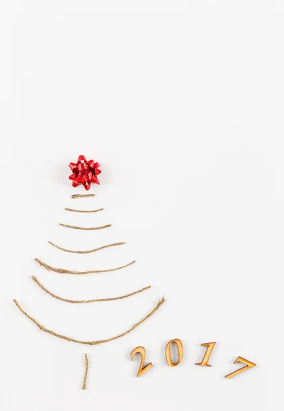Enkla julgran på vit - ursprungliga nyårskort — Stockfoto