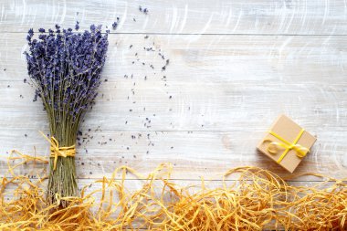 buket hediye kutusu ahşap masa üzerinde lavanta