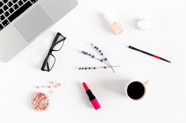 çalışma alanı - kozmetik dizüstü bilgisayar ile beyaz tablo ayarlama