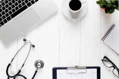 Doktor çalışma alanı ile bir stetoskop - metin için yer