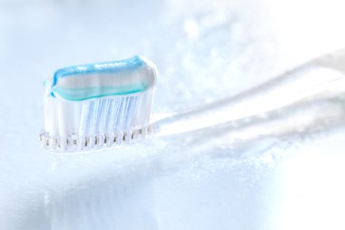 Beyaz arka plan üzerinde sqweezed diş fırçası