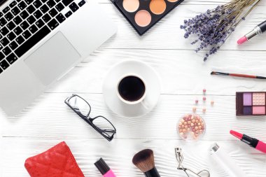 dizüstü bilgisayar ve kahve beyaz tablo ayarlama kozmetik
