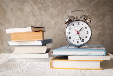 Kitaplar ile çalışma için çalar saat zaman