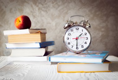 Kitaplar ile çalışma için çalar saat zaman