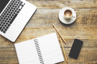 Ahşap masada rahat bir çalışma yeri.