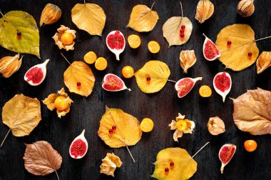 Sonbahar arka plan: yaprakları, çilek, koyu renk ahşap