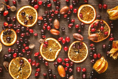 Turuncu Karamel ve ahşap üzerine Kızılcık Sonbahar natürmort